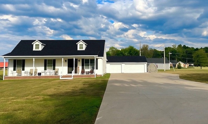 Benton House | Updated home, clean, comfy, huge driveway! Just minutes from KY Lake, food & fun