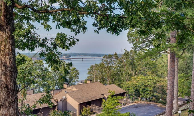 Lake Hamilton Condo | Updated Hot Springs Condo w/Lakefront Balcony!
