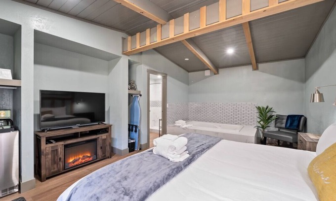Lakeside Park Hotel | Updated King Bed with Jacuzzi! Stay on Stateline at Blue Jay Lodge