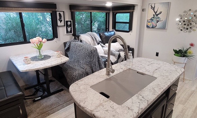 Spicewood House | Updated ! Luxury Lake Travis RV
