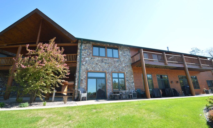 Minocqua House | Upscale Lakefront 3 Bdrm Townhouse on Lake Minocqua. Walk to Downtown!