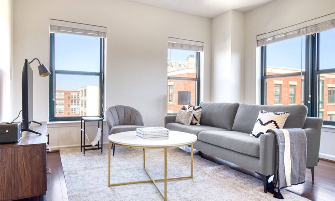 Logan Circle Apartment | Upscale Logan Circle 2BR w/Gym, W/D & Pool, walk to bars, by Blueground