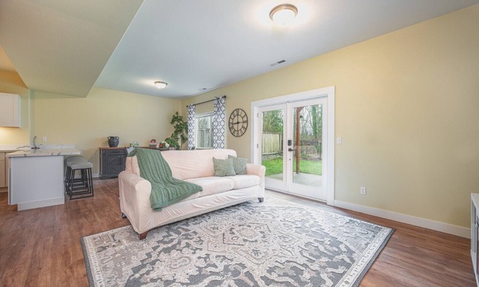 Mountlake Terrace Apartment | Upscale Private Getaway near Seattle