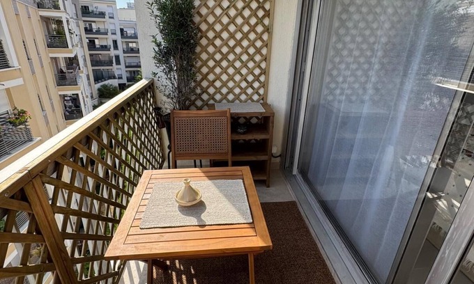 Plateau - Mont-Valerien Apartment | Upscale studio with balcony-La Défense