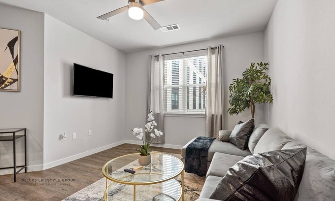 Spring Branch East Apartment | Uptown Houston Luxury King Suite