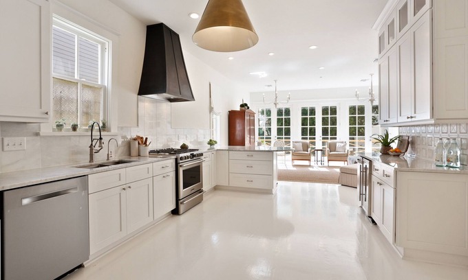 West Riverside Hotel | Uptown w/yard and near Universities