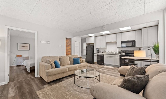 Detroit - Shoreway Apartment | Urban Art Escape in Gordon Sq. W/King Size Bed