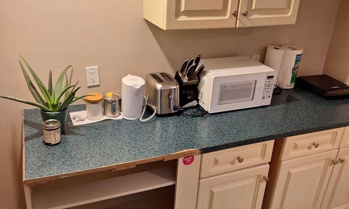 Burlington Apartment | Urban Chic Studio: Cozy Haven