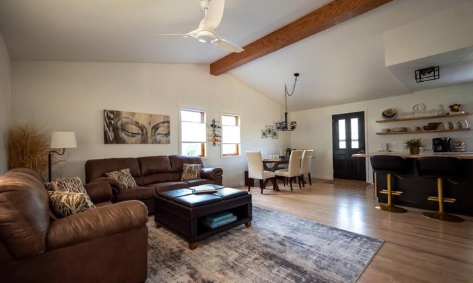 Decorah House | Urban Edge - A Blend of Comfort & Luxury