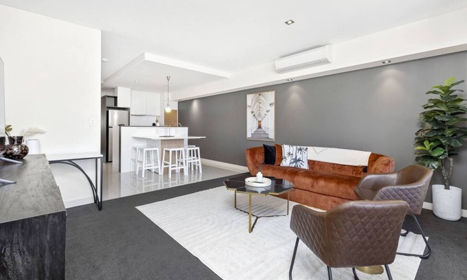 East Perth Apartment | Urban Elegance 3bdrm CATBus PerthCBD,WACA,Optus