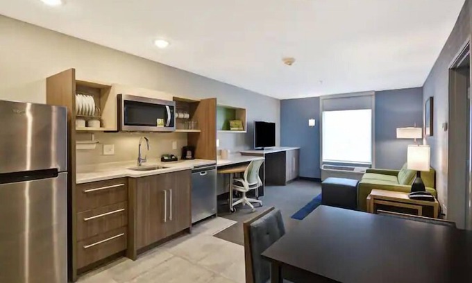 Alpine Center Hotel | Urban Oasis: 2 Pet-friendly Accommodation in Michigan. Onsite Pool, Breakfast!