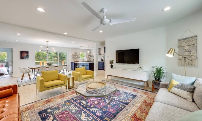 Greater South River City House | UT Football Fave - Pool, 2 Miles to Downtown ATX!