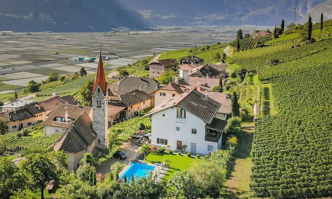 Termeno Sulla Strada del Vino Apartment | Vacation apartment with pool and valley view in the Lake Kaltern region