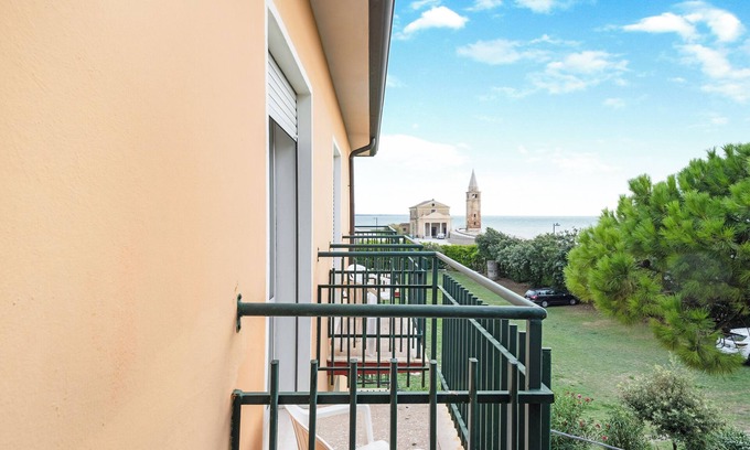 Old Town Apartment | Vacation Apartment 'Alloggi Estivi Caorle 6' with Sea View, Garden & Terrace