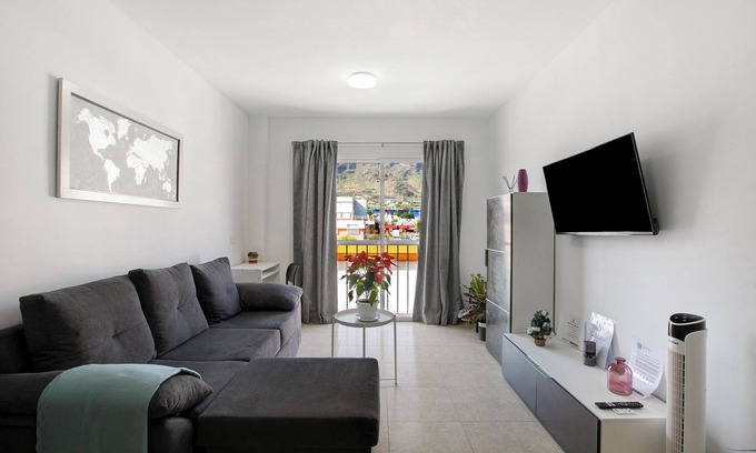 Candelaria House | Vacation Home 'El Pisito De Momo' with Mountain View, Shared Pool and Wi-Fi