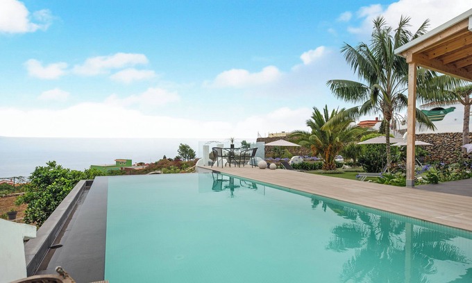 Santa Barbara House | Vacation Home "Casa Adayeim 2" with Mountain View, Sea View, Shared Pool, Wi-Fi, Terrace & Garden