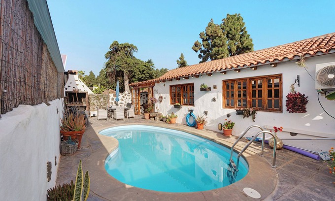 Cueva del Viento House | Vacation Home 'El Lagar' with Mountain View, Wi-Fi and Air Conditioning