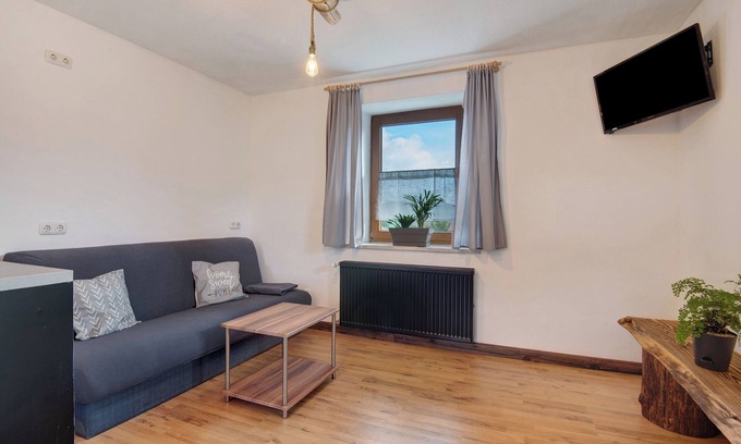 Eschlkam House | Vacation Home "Ferienhäusl" with Mountain View, Private Terrace & Wi-Fi