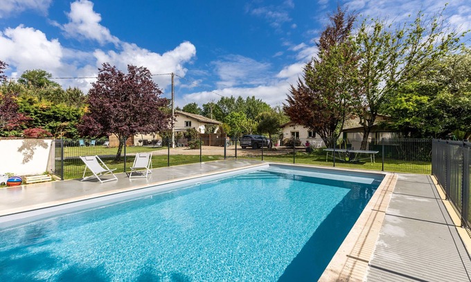 Lesparre-Medoc House | Vacation Home "Gite Senguinous 1" with Shared Pool, Private Terrace & Wi-Fi