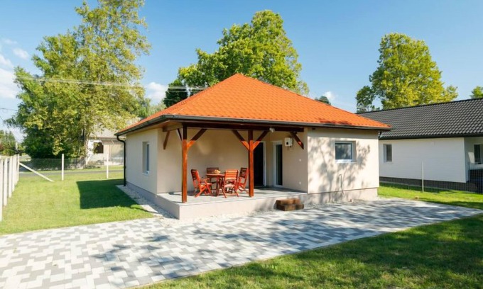 Balatonkeresztur House | Vacation home Honey by Interhome