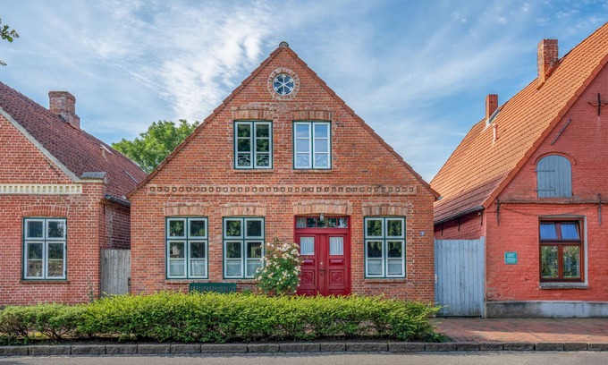 Oldenswort House | Vacation home Hus rode Dör for up to 5 people