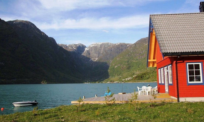 Mauranger House | Vacation home in beautiful Fjord Norway - motorboat for hire.