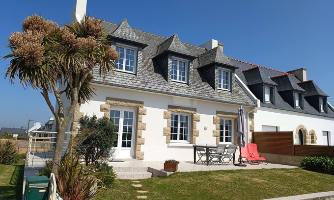 Plouescat House | Vacation home in Plouescat, sea view, feet in the water.
