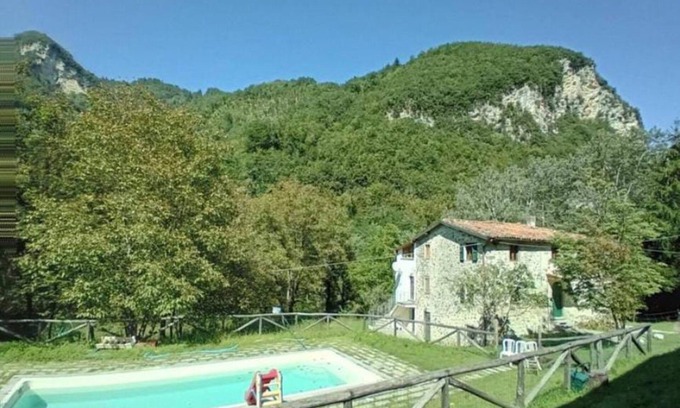 Gallicano House | Vacation Home "Luxury Suite La Grotta Del Vento" with Mountain View, Shared Pool & Wi-Fi