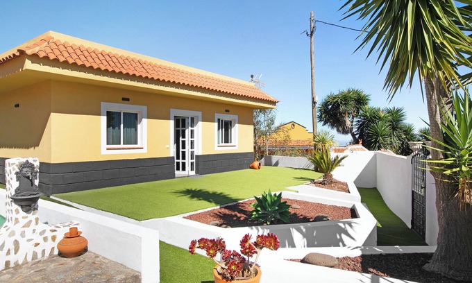 Ruigomez House | Vacation Home "Rosa Vieja" with Mountain View, Private Terrace & Wi-Fi