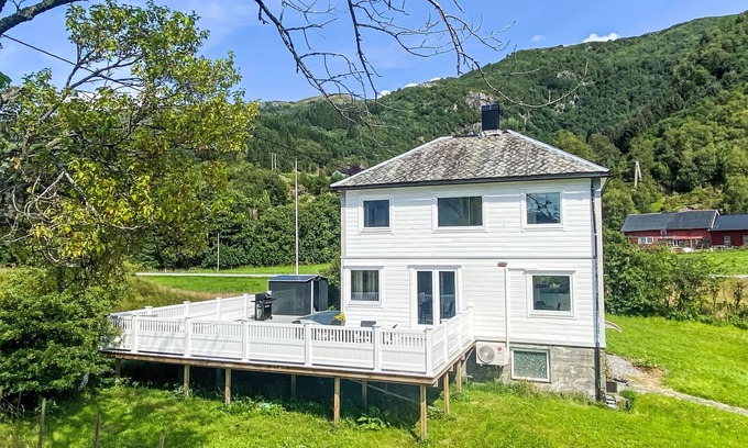 Hyllestad House | Vacation home Sjøtun by Interhome