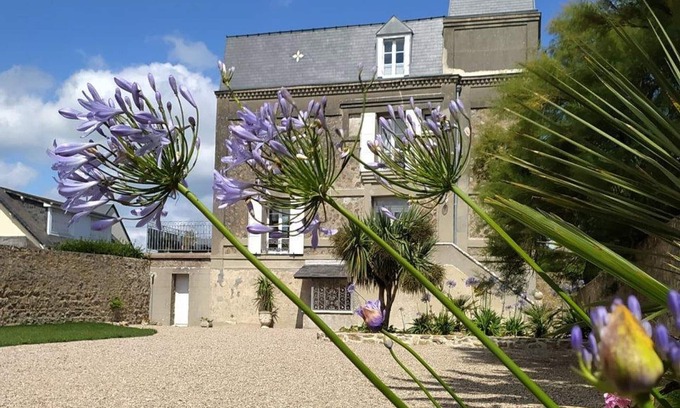 Quineville Cottage | Vacation home with direct beach access and garden in Quinéville
