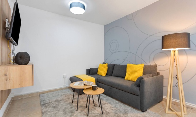 Conil Apartment | Vacation 'Tea-Rose Loft' with Shared Garden, Wi-Fi and Air Conditioning