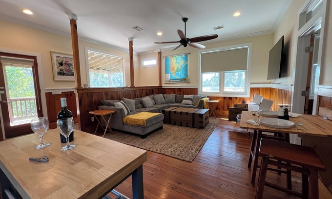 Townsend House | Valona Blue, on tidal creek/marsh, room for boat, kayak, fishing explore, relax