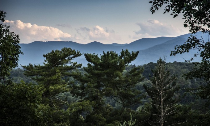Grace Apartment | Vast Sky Mountain View Studio located just North of Downtown Asheville Walking!