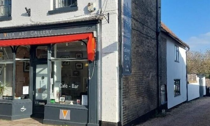 Saxmundham Apartment | Vela Art Gallery - Holiday Apartment
