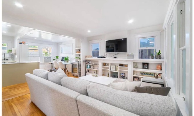 Venice House | Venice Beach Bungalow 6 Blocks From Beach