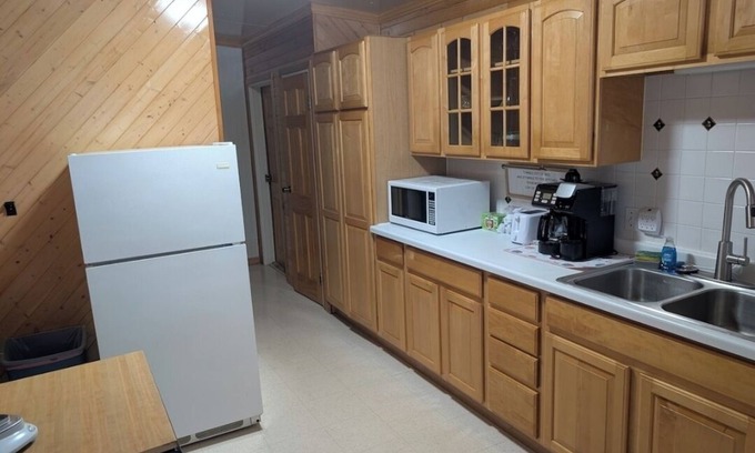 White Pine House | Very spacious, serene 4-bedroom house enough room for multiple families w/Wi-Fi