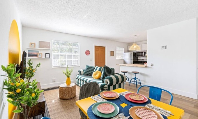 Sailboat Bend Condo | Vibrant 2BR Getaway - Côte d’Azur Near Riverwalk