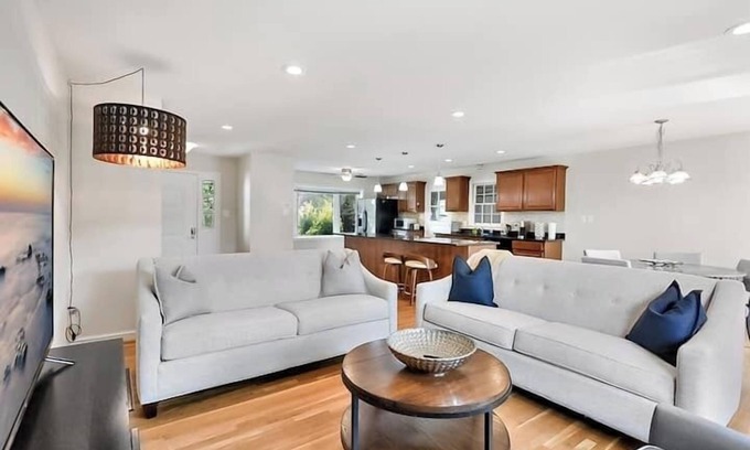 Tysons House | Vibrant | 4 bedroom | In heart of Tyson's Corner