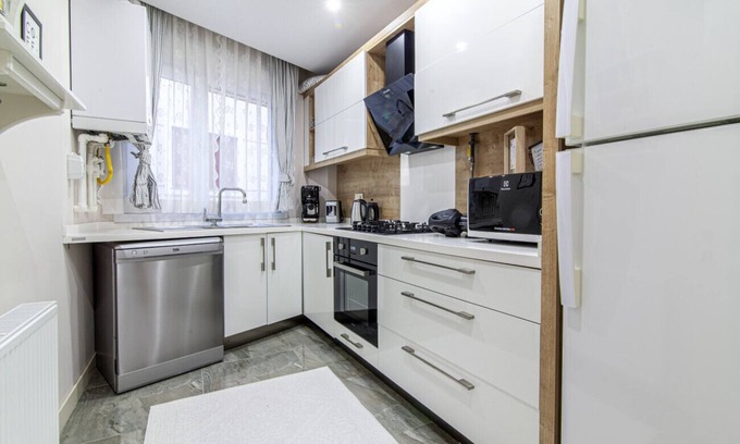 Maltepe Apartment | Vibrant and Central Flat with Balcony in Maltepe