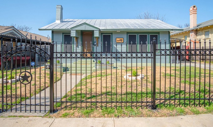 Highland Park House | Vibrant Fully Gated 2BR/2BA 4 mins from Downtown!