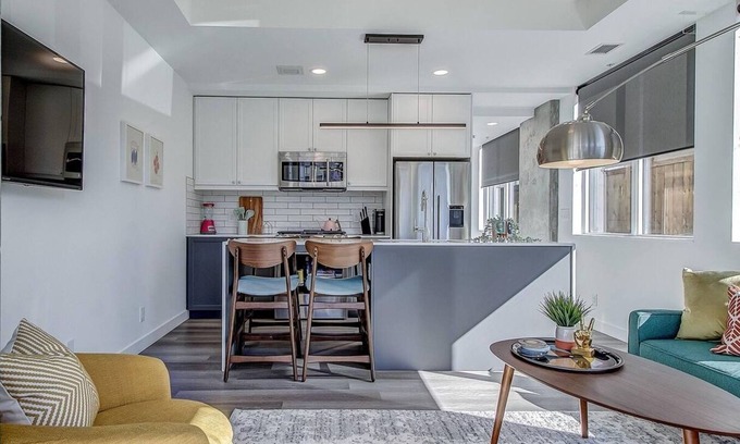 Sunnyside Condo | Vibrant & Modern Condo with Patio near LRT