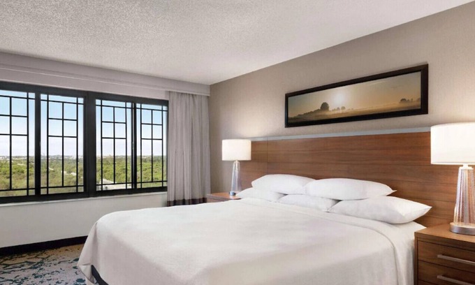 Grapevine House | Vibrant & Tranquil King Suite! Pool, Bar, Gym