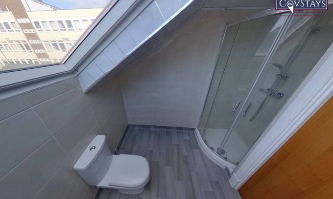 Coventry Apartment | Victoria House - King Studio by CovStays