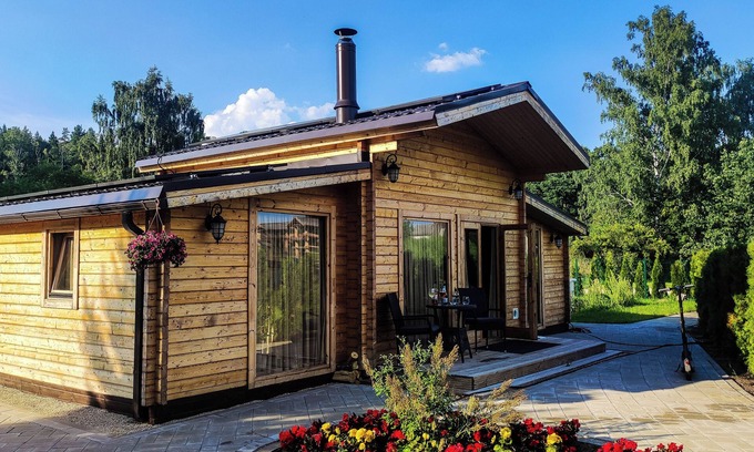 Jurmala Cabin | Viena no kurorta lokācijām Jūrmalas sirdī ar lielu bērnu laukumiņu un atrakcijām