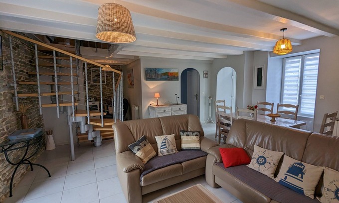 Courtils House | View of Mt St Michel and Normandy countryside, ideally located, pleasant gardenn