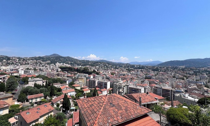 Saint-Sylvestre Apartment | View over Nice, in a quiet hilltop setting just a few steps from the town center.