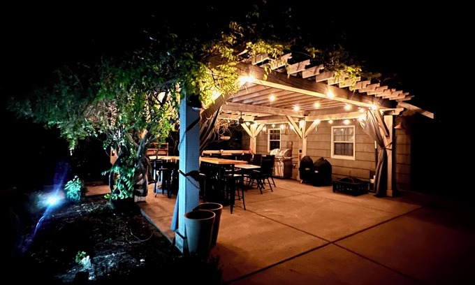 Medford Cottage | VIEWS! Farmhouse-Gated-Wineries-Rogue X