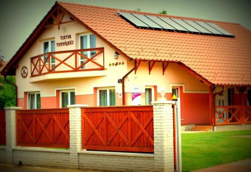 Baktaloranthaza House | Viktor Vendégház és Apartmanház