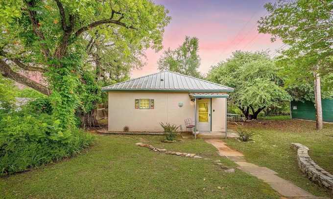 Glen Rose Cottage | Villa 101 | Peaceful River Views | Steps to Water